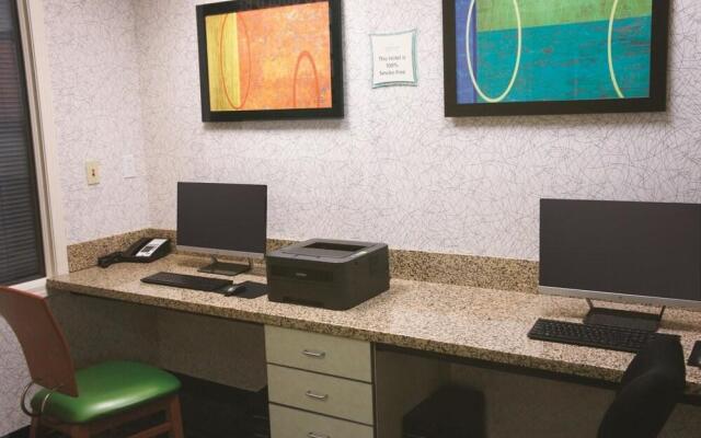 La Quinta Inn & Suites By Wyndham Tulsa Central