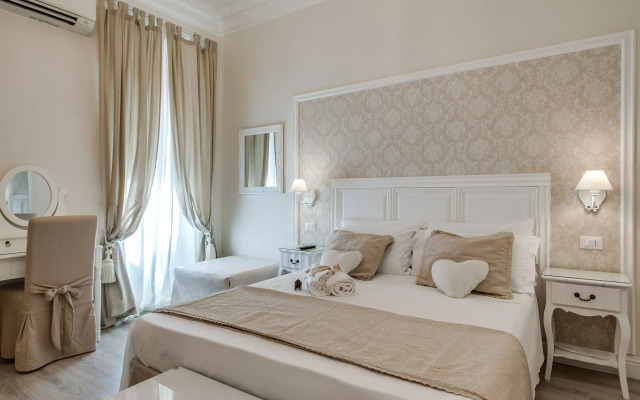 Charme & Chic Luxury