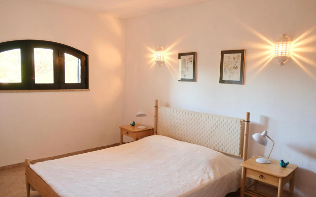 Peaceful & Spacious Apt with Parking & Queen Bed