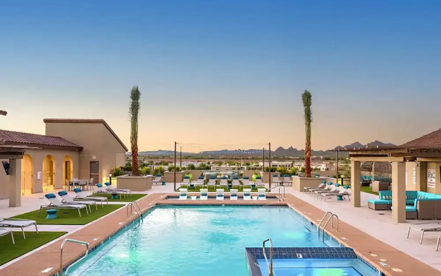 Rooftop Pool, Views, Close to Shops & Dining 1131