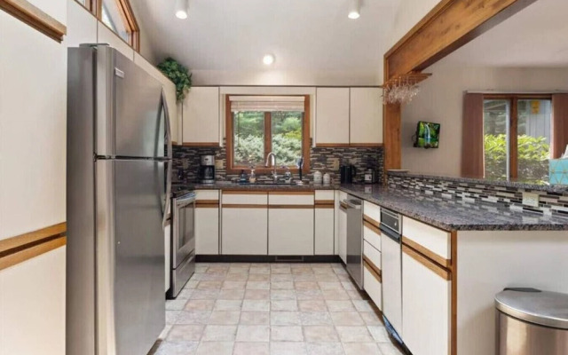 Pocono Chalet Jacuzzi Bathtub 4 BDRMS