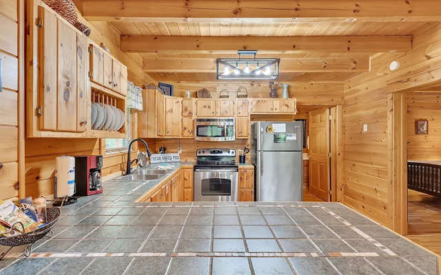 Chillin N Grillin 2 Bedroom Cabin