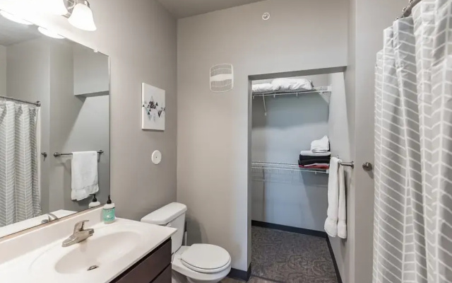 Spacious 2BR Suite W/patio Near Iowa State