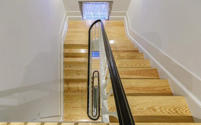 LovelyStay - Downtown Studio with Pool, AC and Balcony