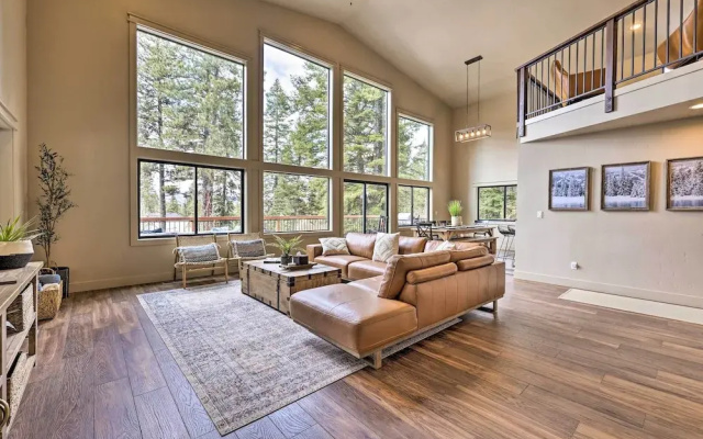 Sled Hill & Hot Tub Access: Mccall Family Cabin!