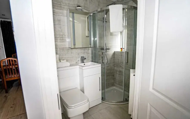Modern 4-Bedroom Home with Free Parking