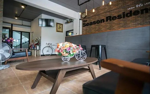 The Season Airport Udonthani By Zuzu