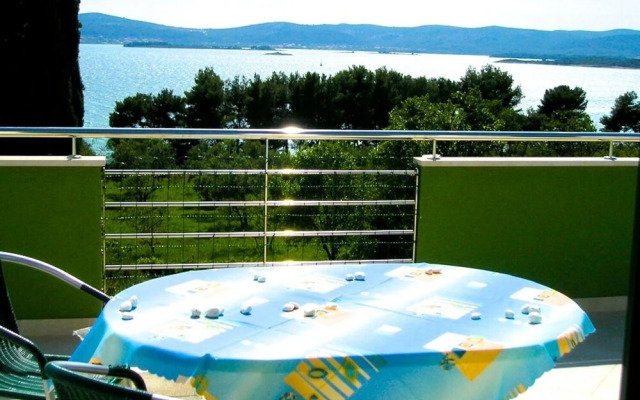 Viola - With Pool - A10