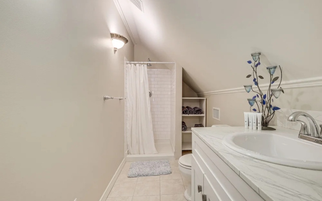 Brenham Rental w/ Deck & Yard < 1 Mi to Downtown!
