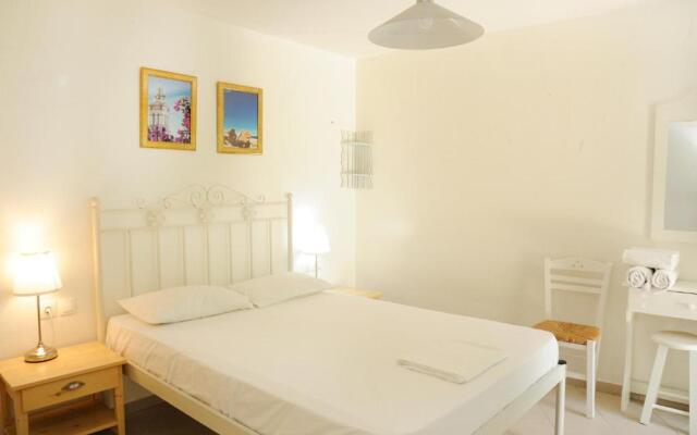 Nikoleta Studios & Rooms