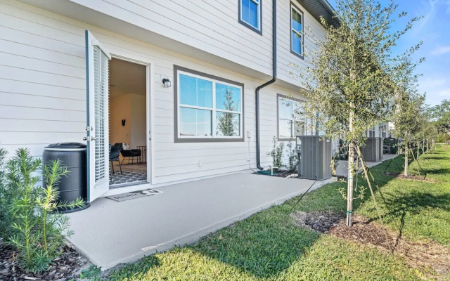 1043 Plantation Lane