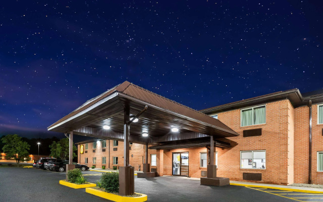 Super 8 by Wyndham Fairmont