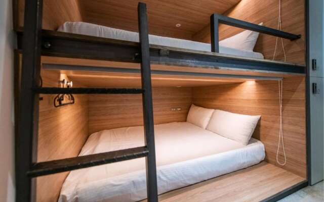 Bouti City Capsule Inn