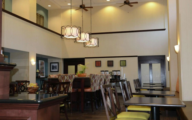 Hampton Inn & Suites-Knoxville/North I-75
