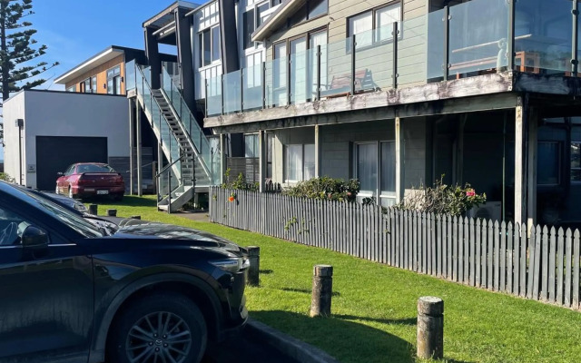 The White Haus - Waihi Beach Upstairs Holiday Unit