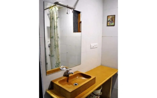 Vista Rooms, Gadisar Road