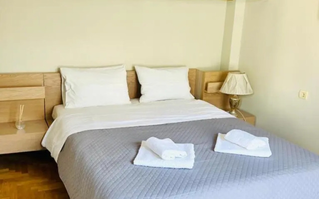Neoclassical 2Bed in Kallimarmaro with jacuzzi