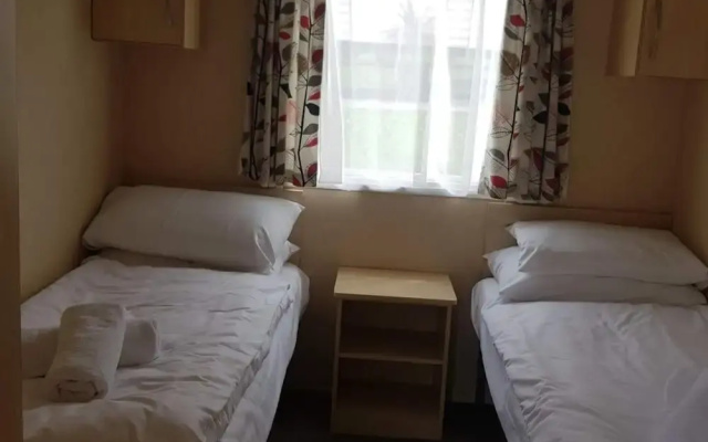 2br-pool-garden-parking-wifi-sleeps6