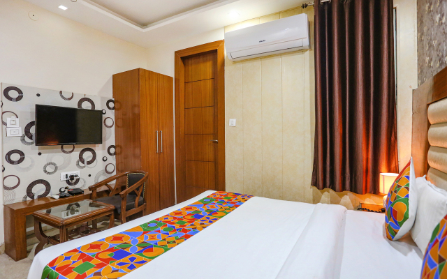 Fabhotel Frolic