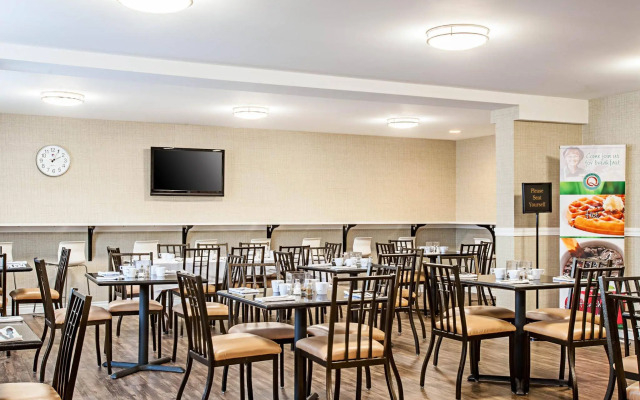Quality Inn & Suites Kenedy - Karnes City