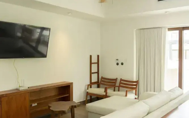 7 Guests 2 BR Private Jacuzzi Shared Pool