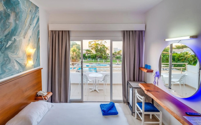 Adelais Bay Hotel