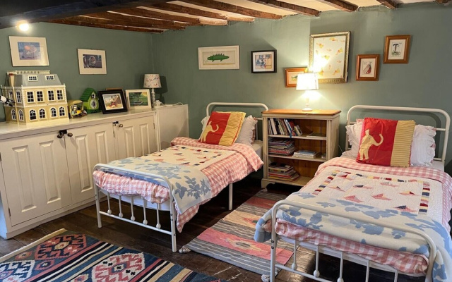 15th Century 6-bed Farmhouse, Sleeps 11, Pets Ok