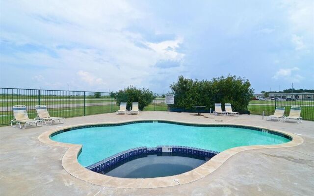 Pine Point Inn & Suites