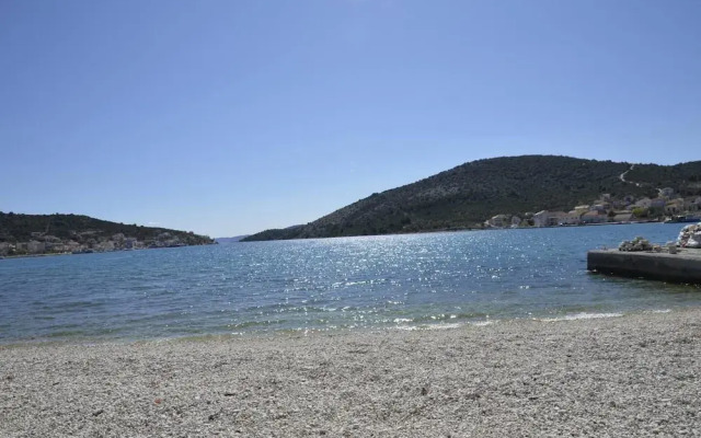 Lovely 2-bed Apartment in Vinisce, Close to Beach