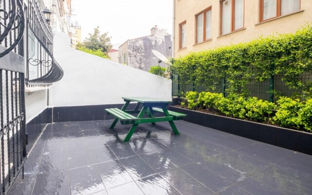 Home With Private Garden Close to Osmanbey Metro