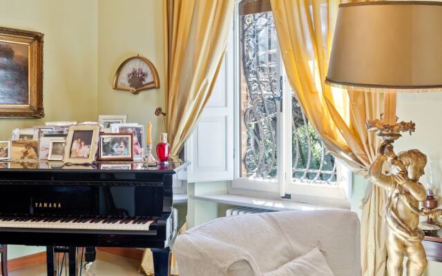 Plush Holiday Home in Macerata with Jacuzzi