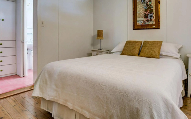 Calypsos Cottage at Hyams Beach 4pm Check Out Sundays – Guest Rooms – Hyams Beach