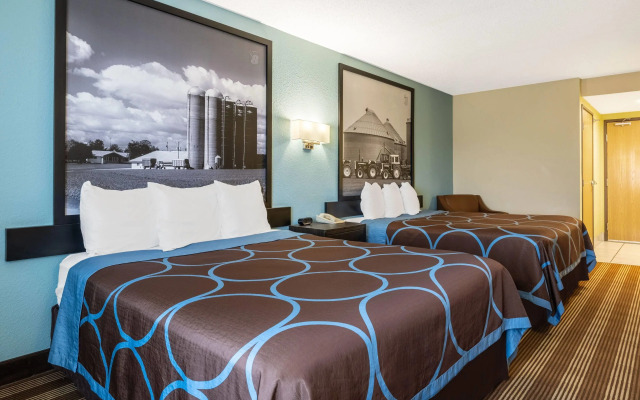 Super 8 by Wyndham Osseo WI