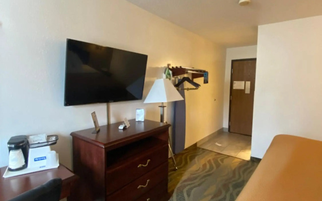 Travelodge by Wyndham La Porte/Michigan City Area