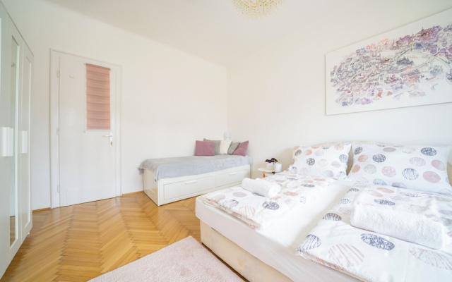 Pozsonyi Suite – 3Br Family Stay | Ac + Balcony