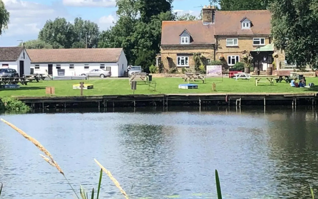 Pike & Eel Hotel and Marina