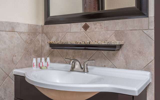 Ramada by Wyndham Minneapolis Golden Valley