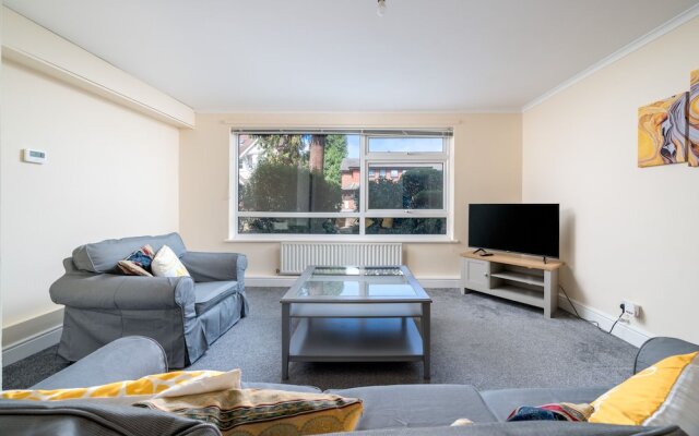 Spacious Pet Friendly 2-bed Apartment in Redhill