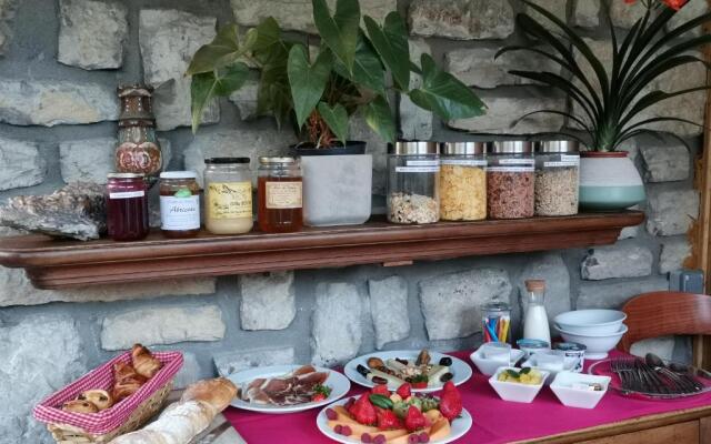 Chalet la Cachette Cyclists Skiers