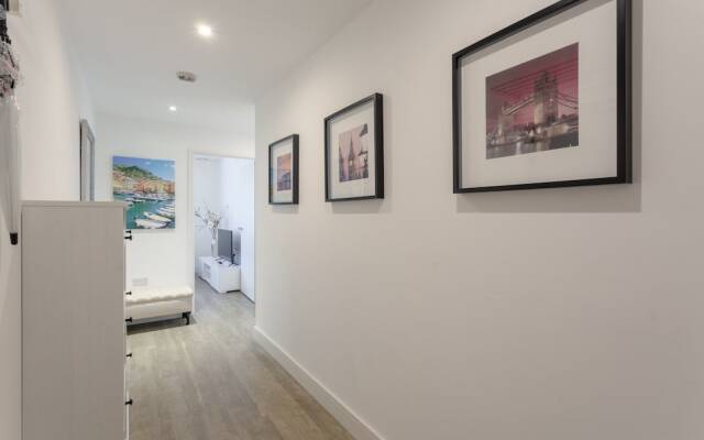 1 Bedroom Flat in Surrey Quays With Balcony