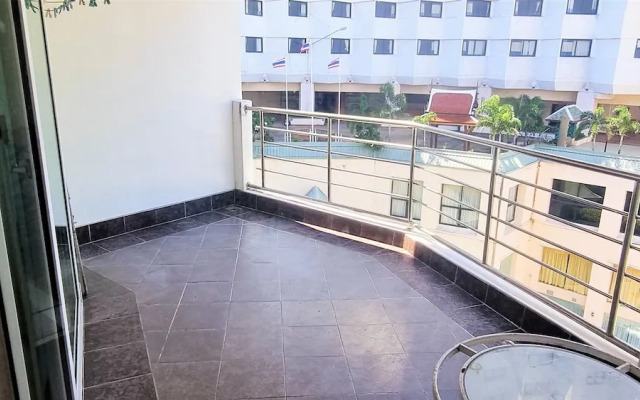 Jomtien Plaza Residence Large Modern Studio Apartment