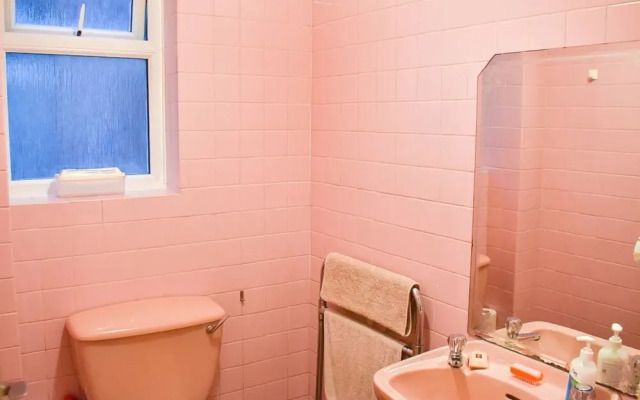 Bright & Spacious 2 bed Flat in Peaceful Hove