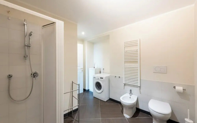 Beautiful Flat Next To Aquarium