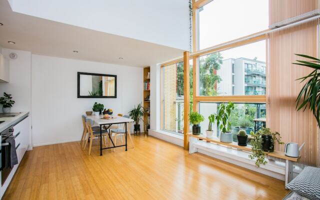 Beautiful 2-bedroom Flat With Balcony in E London