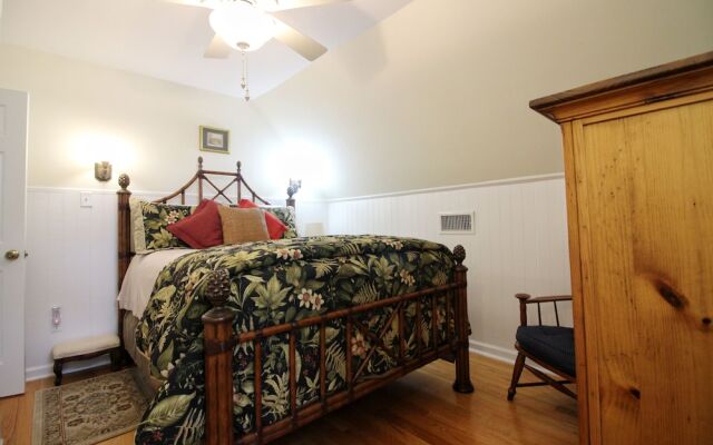 Tudor Oaks Inn