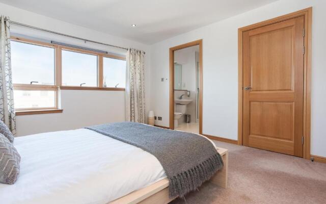 Executive Riverside 3 Bed Apartment