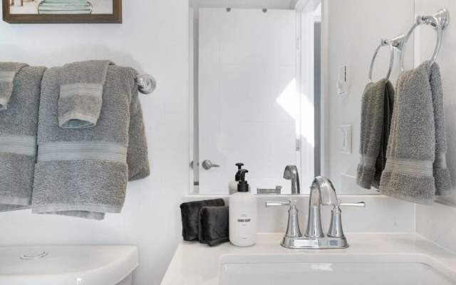 2BR Modern Gem Private Yard by Recreation