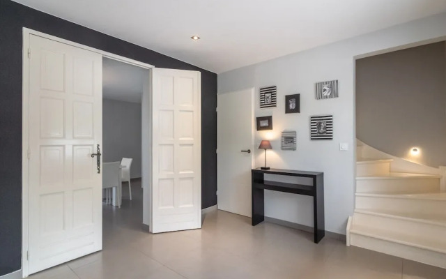 Villa w/ Palm Trees & Pool