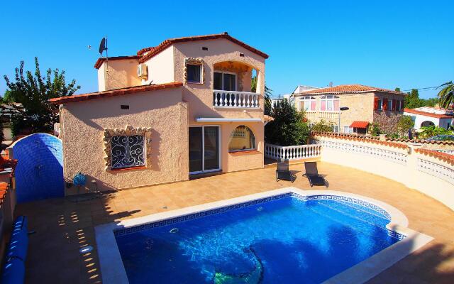 Requesens 166 - Three Bedroom