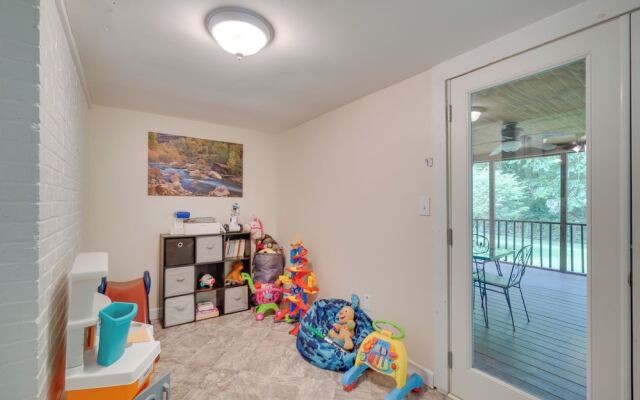 Oak Ridge Retreat w/ Porch < 1 Mi to Downtown